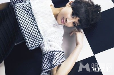 2013年4月《vogue》杂志张钧甯写真大玩鬼马撞色风_图-1