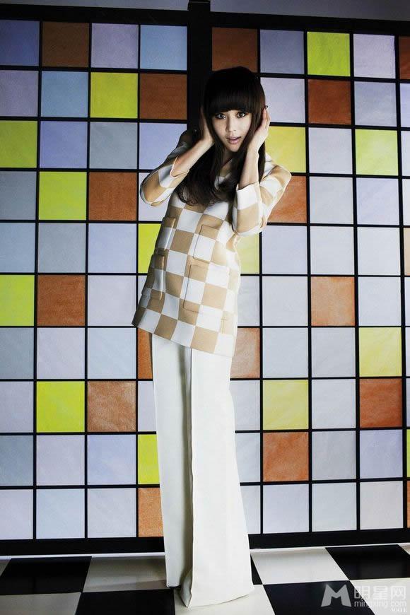 2013年4月《vogue》杂志张钧甯写真大玩鬼马撞色风_图-52