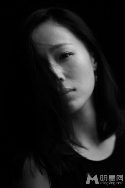 江一燕素颜出境回归本真用眼神表达万种风情_图-3