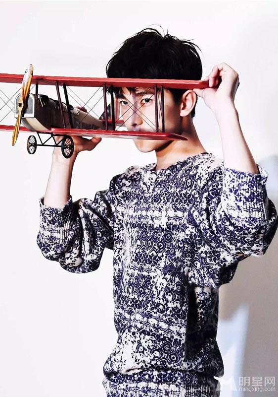 杨洋EasyIdol鬼马写真演绎时尚轻熟男_图-13