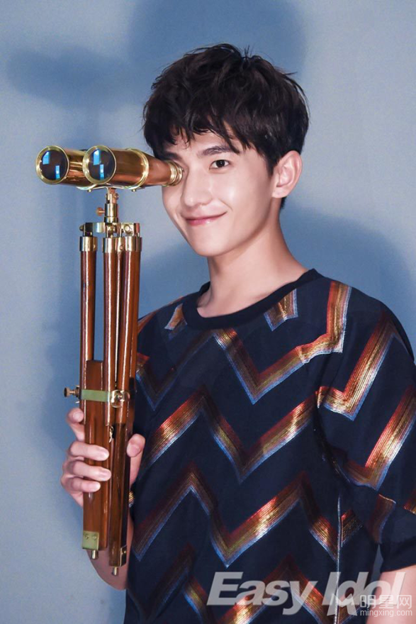 杨洋EasyIdol鬼马写真演绎时尚轻熟男_图-12