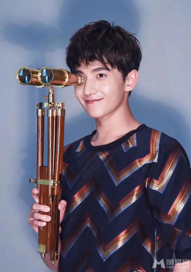 杨洋EasyIdol鬼马写真演绎时尚轻熟男_图-3
