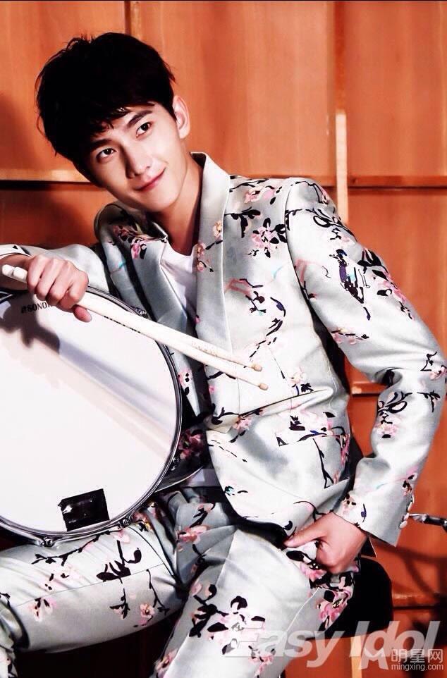 杨洋EasyIdol鬼马写真演绎时尚轻熟男_图-24