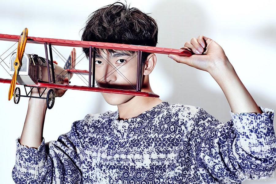杨洋EasyIdol鬼马写真演绎时尚轻熟男_图-2