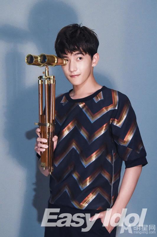 杨洋EasyIdol鬼马写真演绎时尚轻熟男_图-1