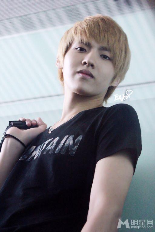 2012年EXO引领机场时尚潮流吴亦凡图片帅气阳光_图-11
