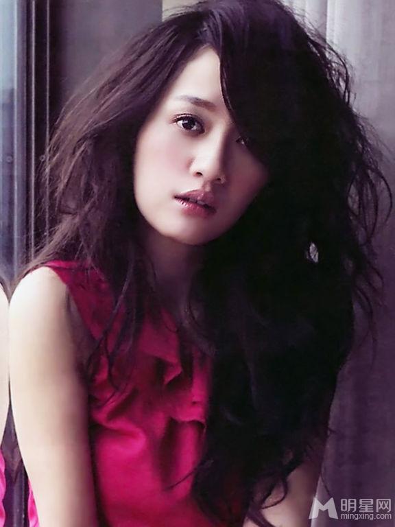 陈乔恩身穿DKNY牛仔展现小女人的春日魅力_图-4