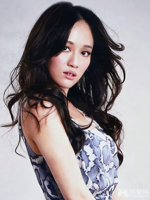 陈乔恩身穿DKNY牛仔展现小女人的春日魅力_图-6