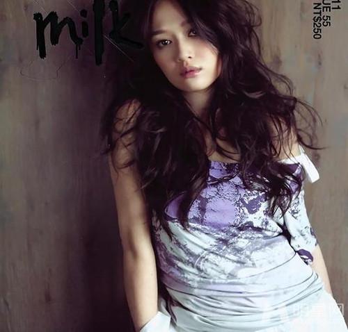 陈乔恩身穿DKNY牛仔展现小女人的春日魅力_图-1