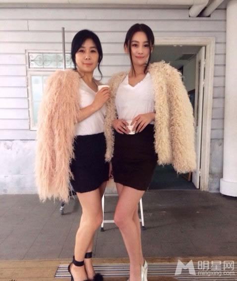 张馨予携母亲拍写真大片时尚潮流“姐妹花”_图-6