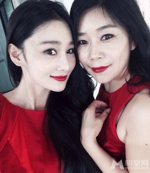 张馨予携母亲拍写真大片时尚潮流“姐妹花”_图-2
