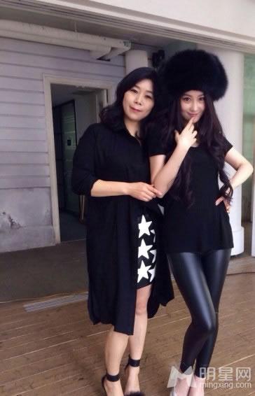张馨予携母亲拍写真大片时尚潮流“姐妹花”_图-4