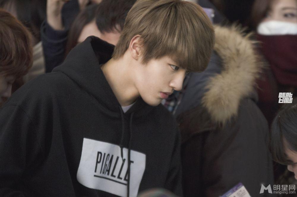 2013年12月EXO仁川飞北京机场写真吴亦凡图片亲和力十足_图-11