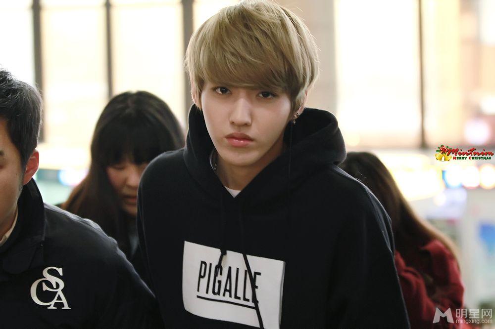 2013年12月EXO仁川飞北京机场写真吴亦凡图片亲和力十足_图-9