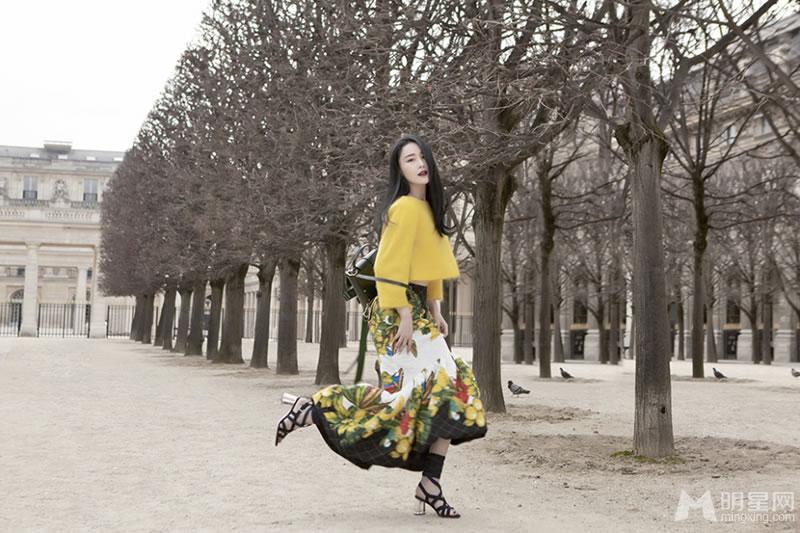 张馨予碎花裙优雅淑女写真活泼可爱小腿迷人_图-13