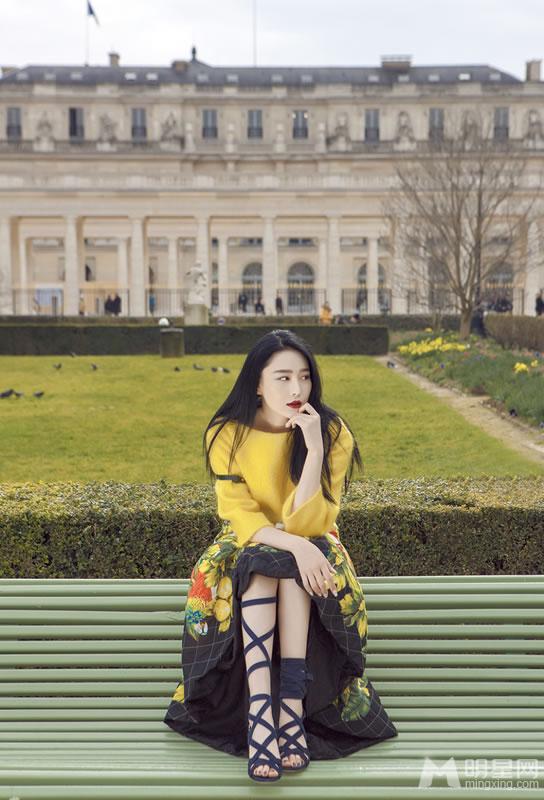 张馨予碎花裙优雅淑女写真活泼可爱小腿迷人_图-1