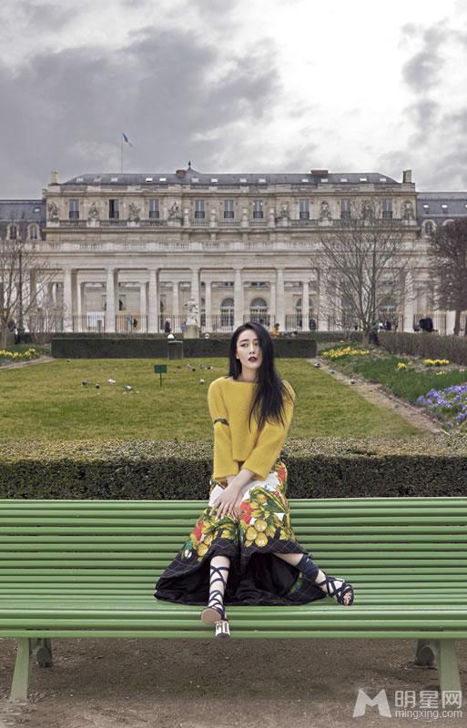 张馨予碎花裙优雅淑女写真活泼可爱小腿迷人_图-3