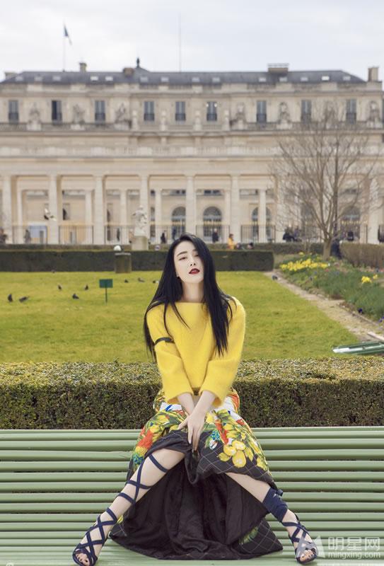 张馨予碎花裙优雅淑女写真活泼可爱小腿迷人_图-2