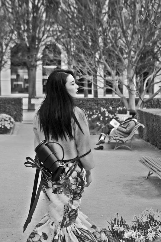 张馨予碎花裙优雅淑女写真活泼可爱小腿迷人_图-4