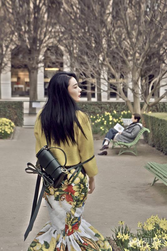 张馨予碎花裙优雅淑女写真活泼可爱小腿迷人_图-7