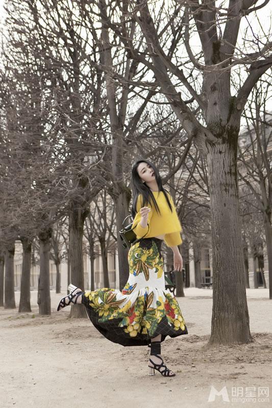 张馨予碎花裙优雅淑女写真活泼可爱小腿迷人_图-5