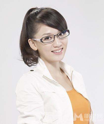 陈乔恩眼睛会电人代言变色眼镜更抢眼_图-1