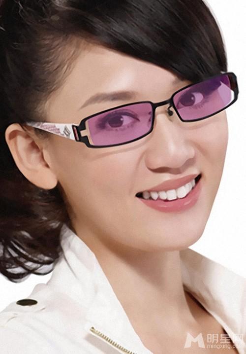 陈乔恩眼睛会电人代言变色眼镜更抢眼_图-3