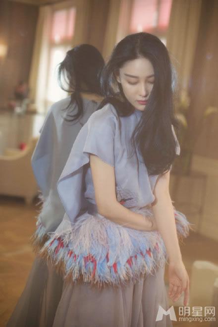 张馨予曝光一组朦胧写真大片朦胧淡雅大秀玉背_图-5
