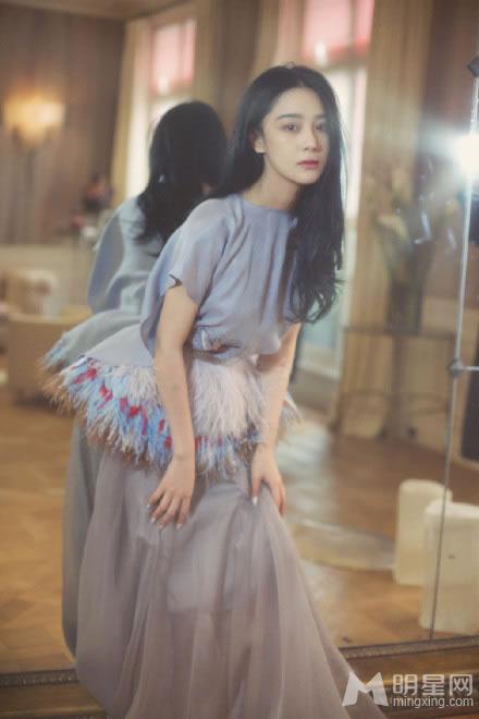 张馨予曝光一组朦胧写真大片朦胧淡雅大秀玉背_图-7