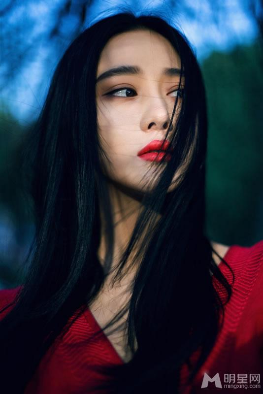 张馨予清纯淡雅写真优雅淑女范十足_图-2