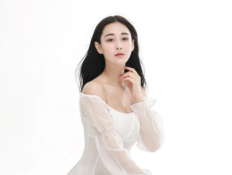 张馨予曝光一组淑女范写真纯白连衣裙大秀酥胸_图-1