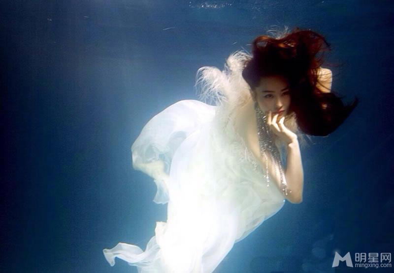 张馨予曝光一组魔幻写真浪漫妖艳美不胜收_图-1