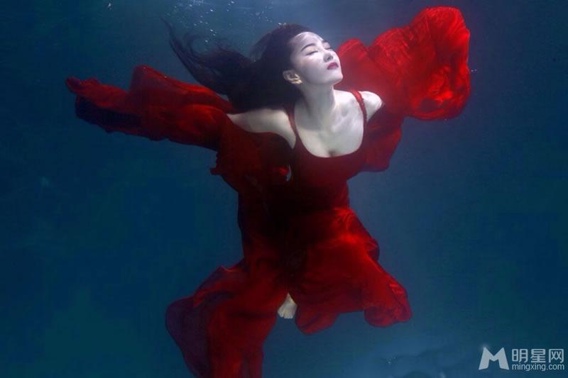 张馨予曝光一组魔幻写真浪漫妖艳美不胜收_图-8