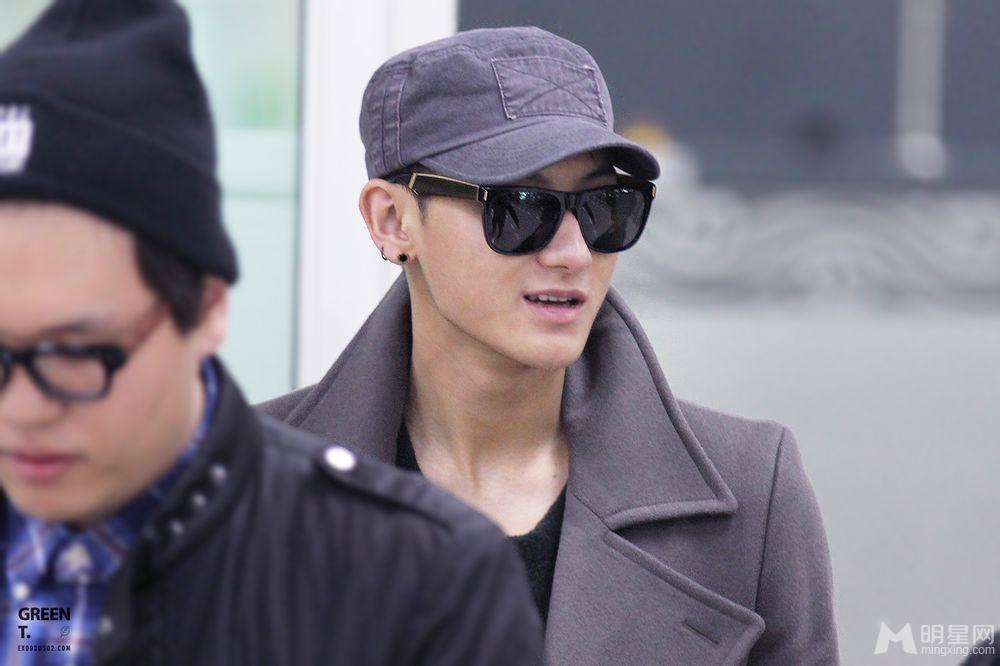 2014年11月EXO北京飞韩国机场写真黄子韬图片写真潮范十足_图-1