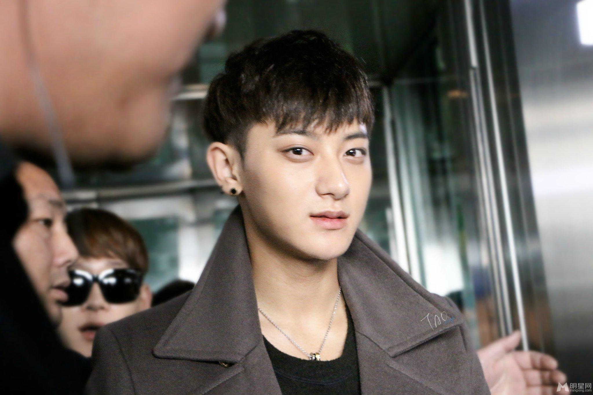 2014年11月EXO韩国金浦飞往北京机场帅气写真黄子韬图片写真_图-12