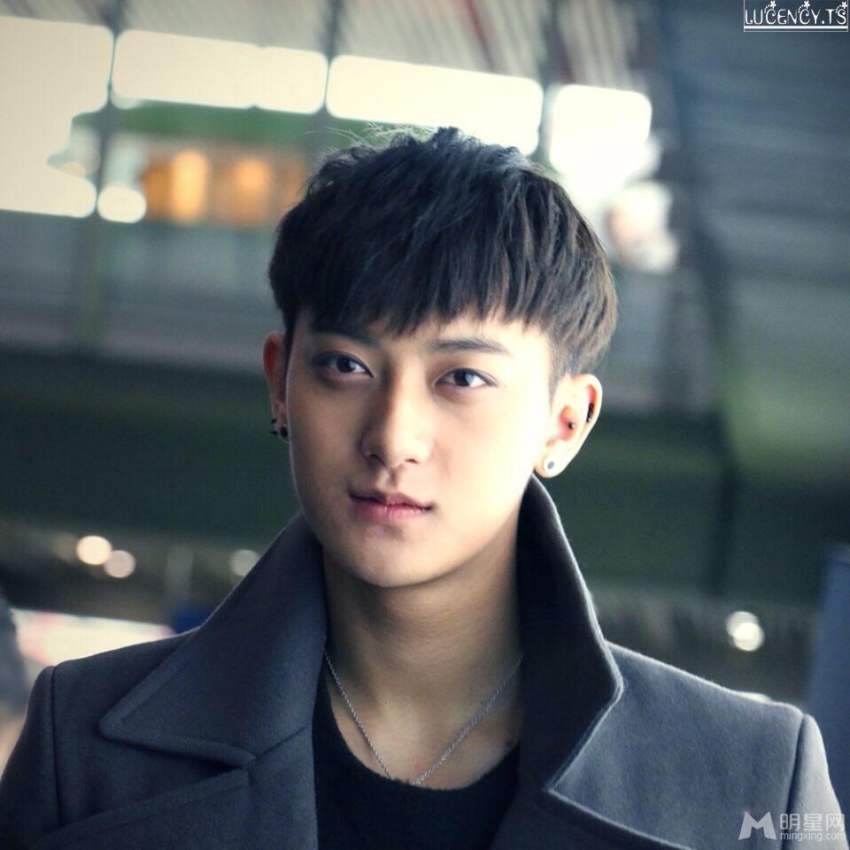 2014年11月EXO韩国金浦飞往北京机场帅气写真黄子韬图片写真_图-14