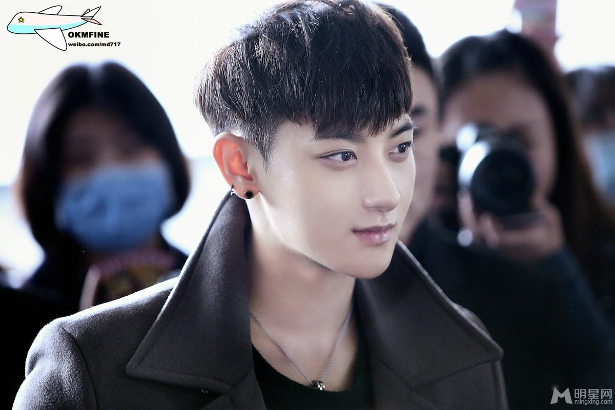 2014年11月EXO韩国金浦飞往北京机场帅气写真黄子韬图片写真_图-13