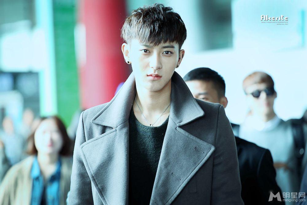 2014年11月EXO韩国金浦飞往北京机场帅气写真黄子韬图片写真_图-5