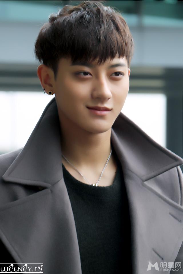 2014年11月EXO韩国金浦飞往北京机场帅气写真黄子韬图片写真_图-23