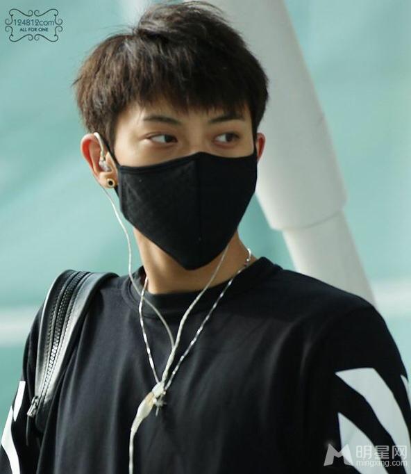 2014年8月EXO仁川飞广州转机飞韩国机场写真黄子韬图片写真_图-6