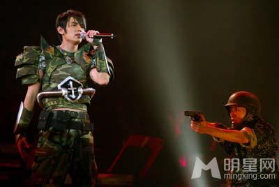 周杰伦2002THEONE演唱会现场写真_图-3