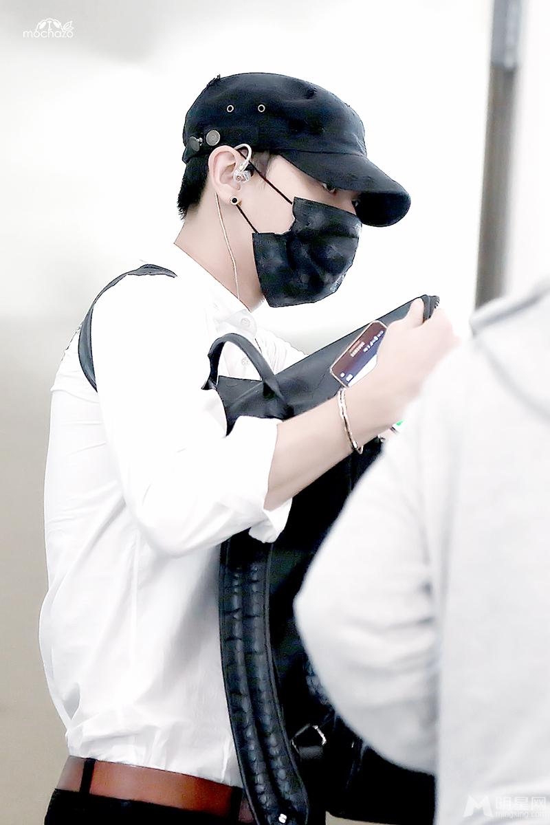 2014年9月EXO韩国金浦飞北京帅气亮相机场黄子韬图片写真_图-9