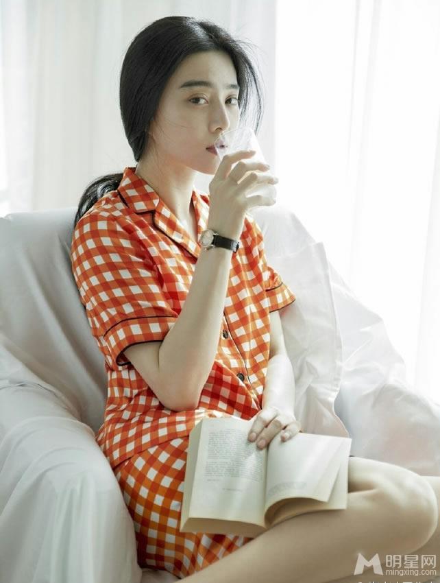 范冰冰《红秀GRAZIA》写真躺床慵懒自信_图-1