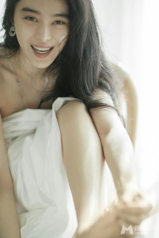 范冰冰《红秀GRAZIA》写真躺床慵懒自信_图-3