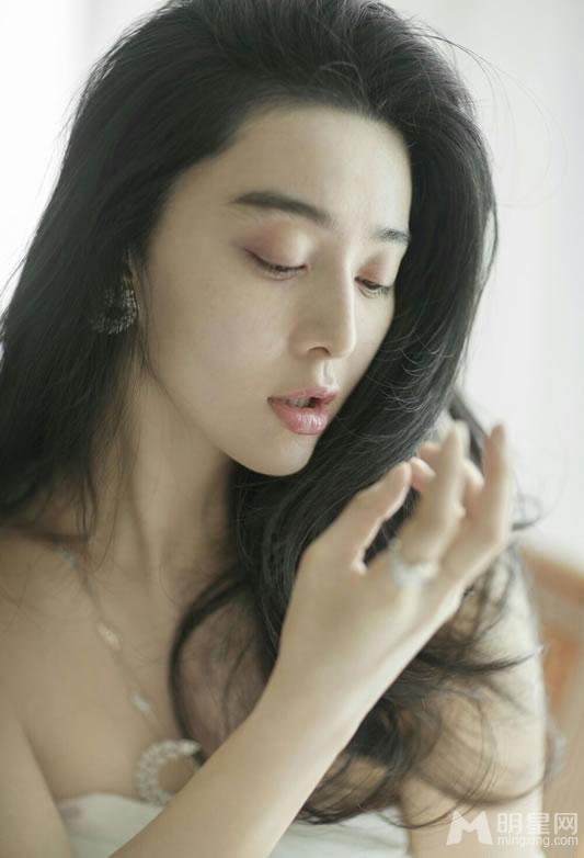 范冰冰《红秀GRAZIA》写真躺床慵懒自信_图-6