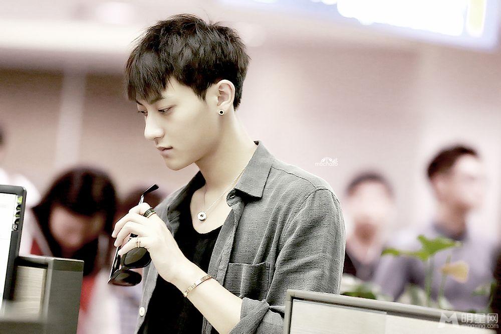 2014年9月EXO仁川飞上海转机抵达三亚机场帅气写真黄子韬图片写真_图-7
