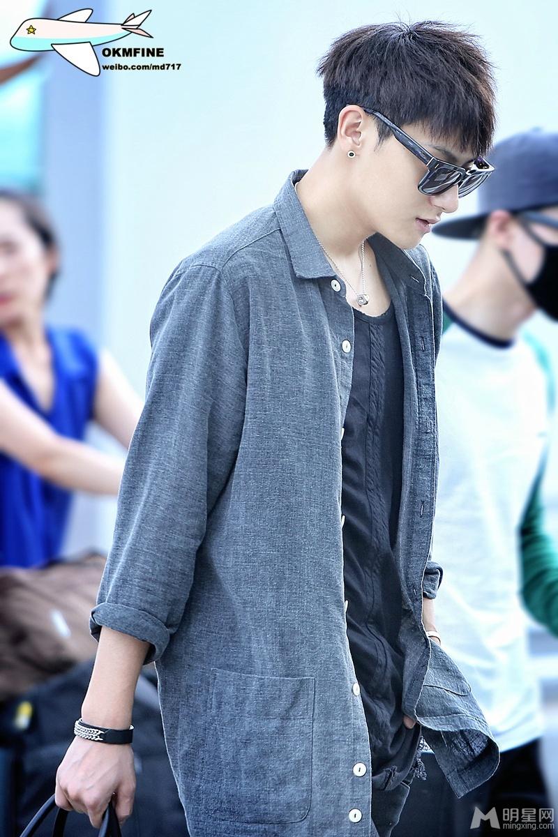 2014年9月EXO仁川飞上海转机抵达三亚机场帅气写真黄子韬图片写真_图-8