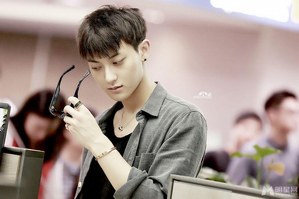 2014年9月EXO仁川飞上海转机抵达三亚机场帅气写真黄子韬图片写真_图-5