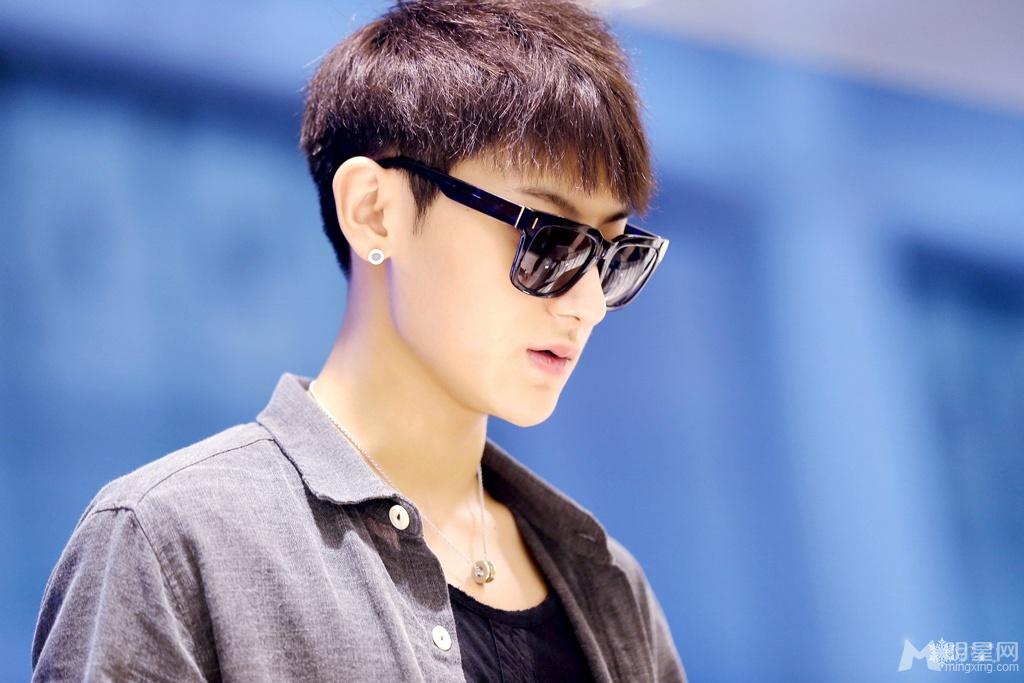 2014年9月EXO仁川飞上海转机抵达三亚机场帅气写真黄子韬图片写真_图-3