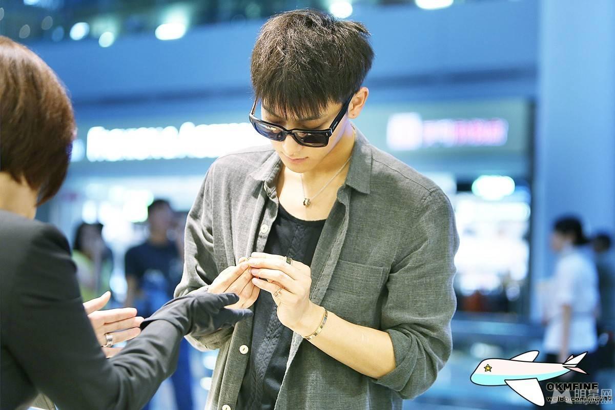 2014年9月EXO仁川飞上海转机抵达三亚机场帅气写真黄子韬图片写真_图-2
